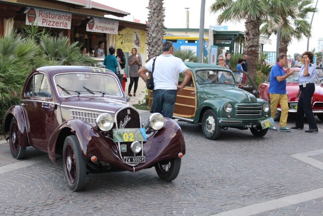 Le auto d’epoca sul lungomare di Porto Recanati